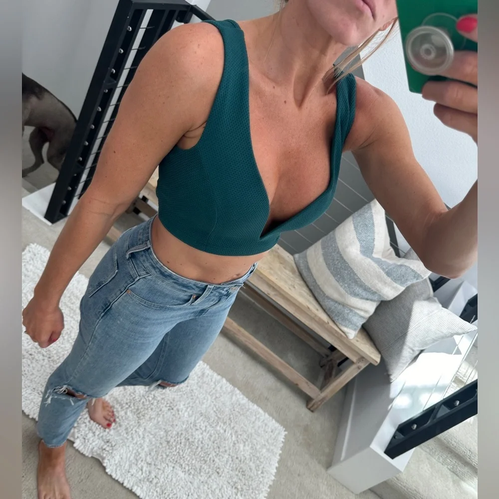 Windsor Green Deep V Neck Sleeveless Crop Top |
NWOT Size M - Picture 5 of 11